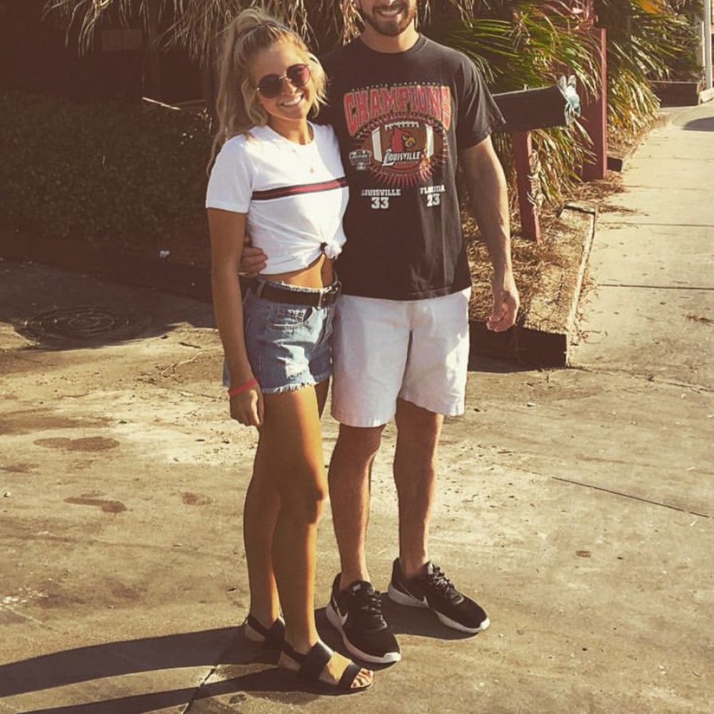 EUC Brandy Melville White T-shirt w/ Stripe (One Size Fits All)